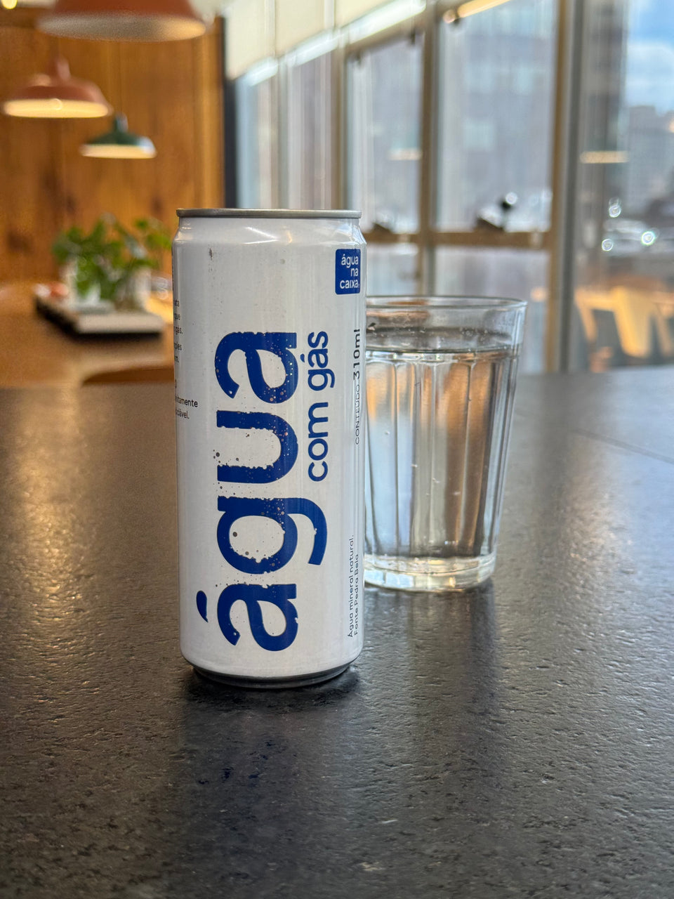 Água na Caixa® com gás na lata - Água mineral - pacote c/ 12 unidades
